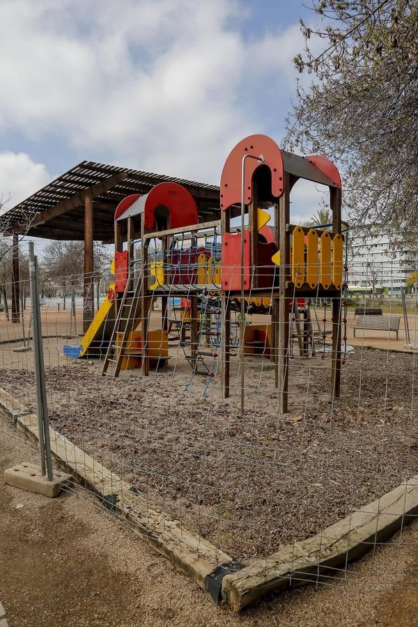 El deterioro de los parques infantiles de Córdoba, en imágenes