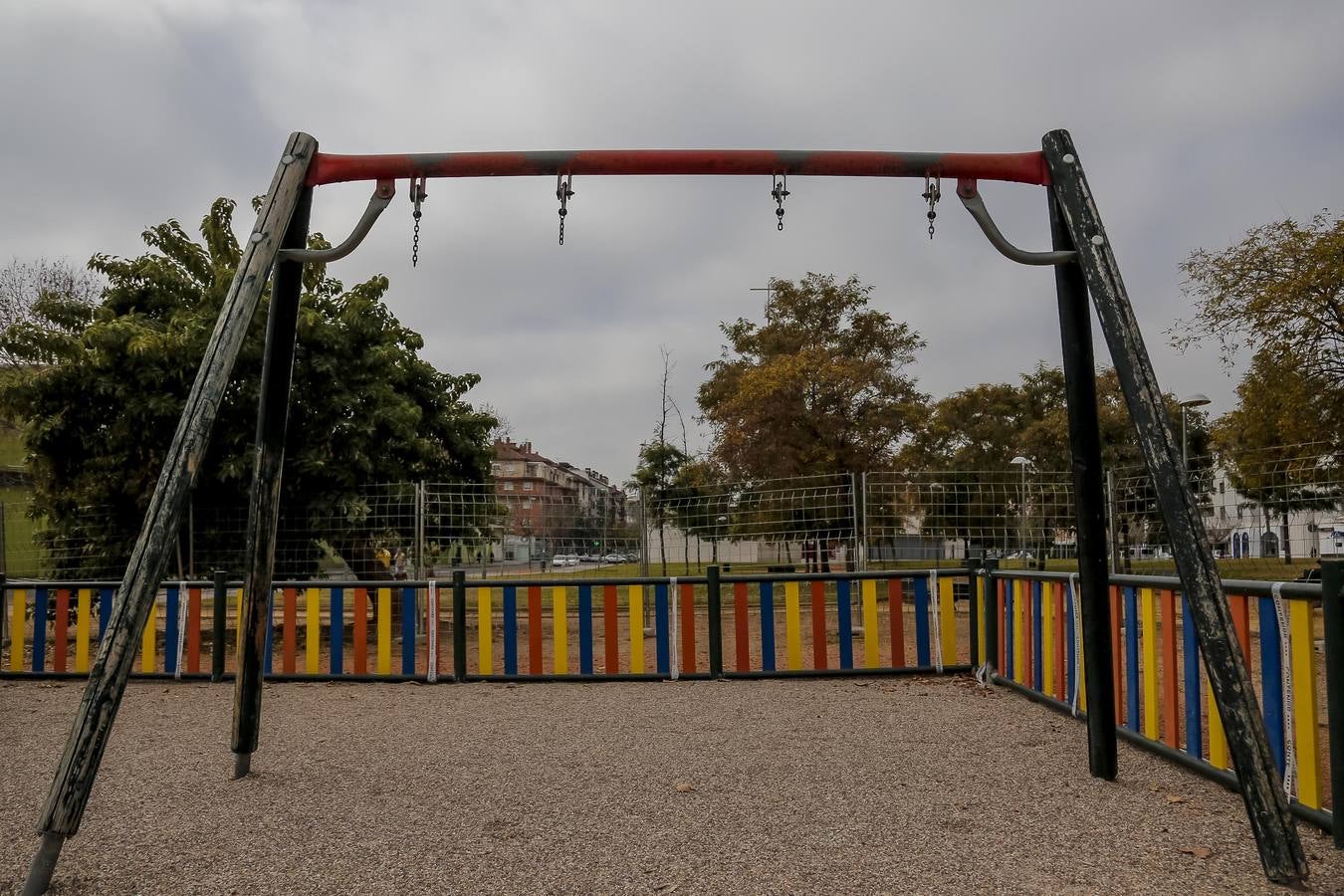 El deterioro de los parques infantiles de Córdoba, en imágenes