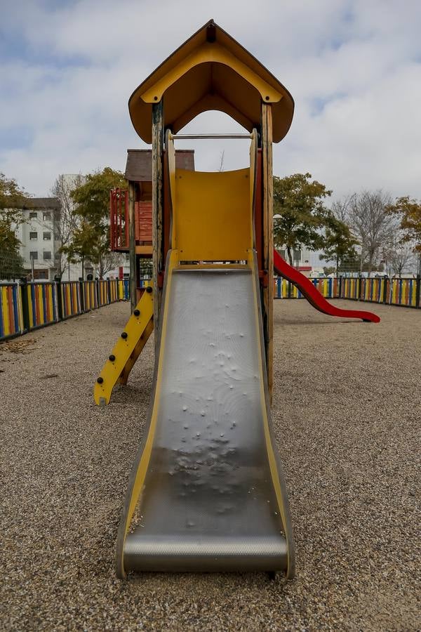 El deterioro de los parques infantiles de Córdoba, en imágenes