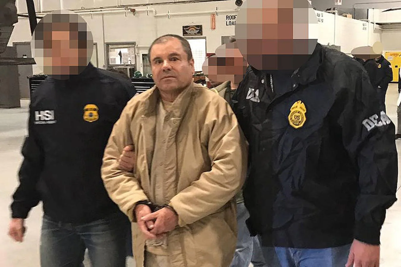 El 20 de enero de 2017, México extradita a El Chapo a Estados Unidos, donde se enfrentaba a 11 cargos por narcotráfico.. 
