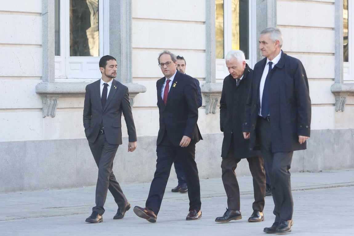 El presidente de la Generalitat, Quim Torra (centro de la imagen con corbata granate), acude al Tribunal Supremo antes del inicio del juicio del «procés» contra los políticos independentistas catalanes.. 