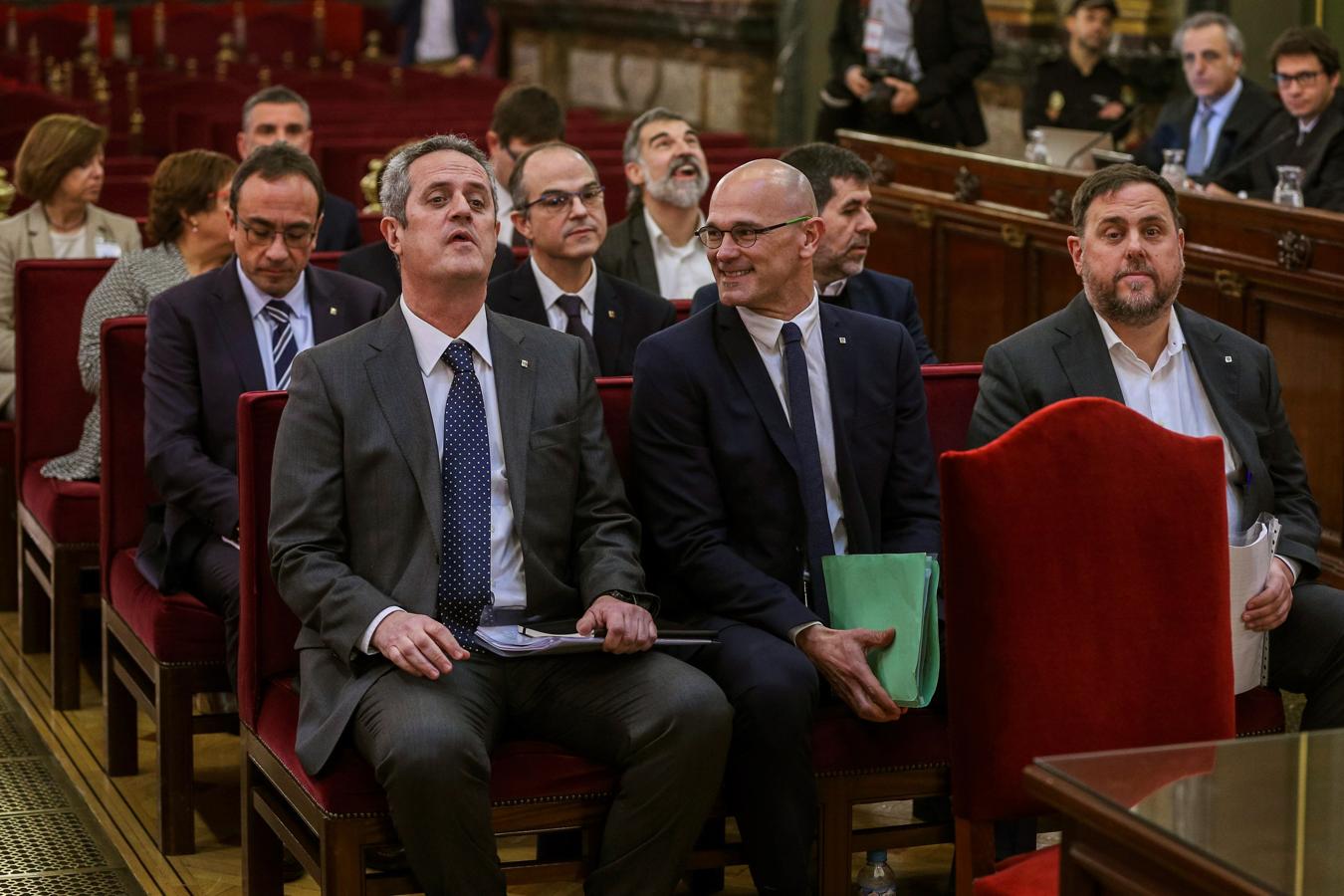 Los doce líderes independentistas acusados por el proceso soberanista catalán que derivó en la celebración del 1-O y la declaración unilateral de independencia de Cataluña (DUI), en el banquillo del Tribunal Supremo al inicio del juicio del «procés». En la imagen de izda. a dcha. en el último banco la exconsejera de Gobernación Meritxell Borrás (i); el exconsejero de Empresa de la Generalitat Santiago Vila (c) y el exconsejero de Justicia Carles Mundó (d). Segundo banco, la exconsejera de Trabajo Dolors Bassa (i); la expresidenta del Parlament Carmen Forcadell (c) y el presidente de Ómnium Cultural, Jordi Cuixart (d); Tercer banco el exconsejero de Territorio y Sostenibilidad Josep Rull (i); el exconsejero de Presidencia Jordi Turull (c) y el presidente de de la Asamblea Nacional Catalana, Jordi Sánchez (d). Primer banco, el exconsejero de Interior Joaquim Form (i); exconsejero de Interior Raül Romeva (c) y el expresidente de la Generalitat Oriol Junqueras (d).. 