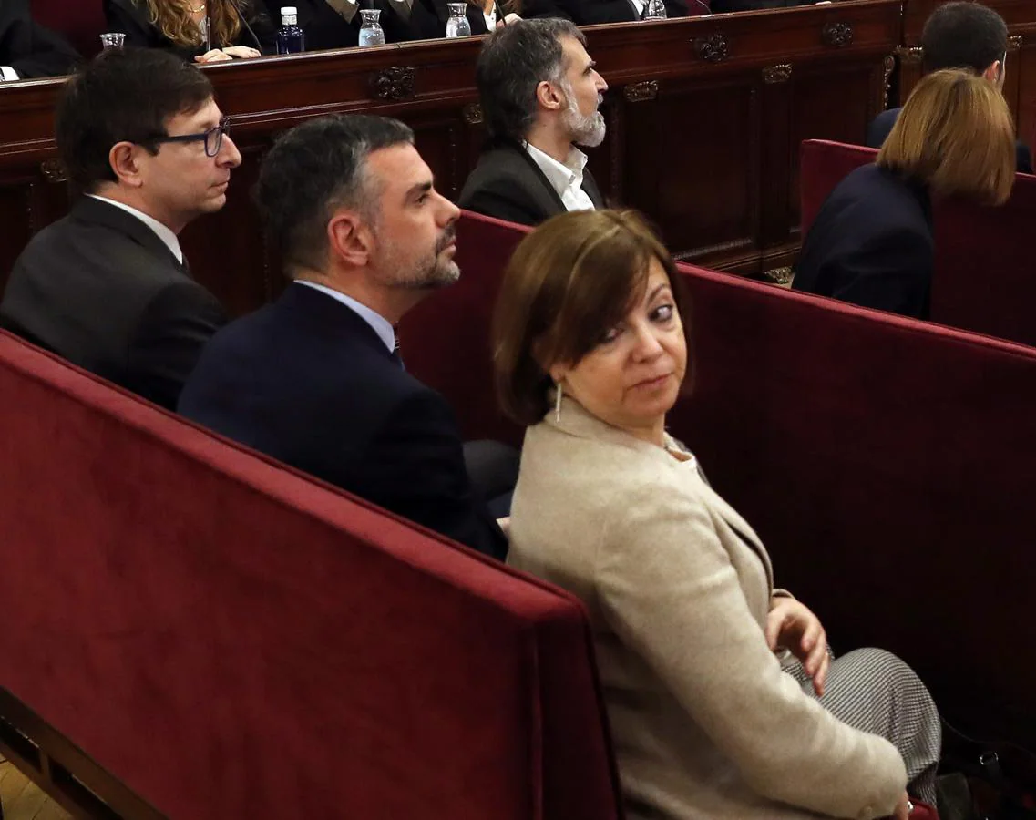 El exconsejero de Justicia, Carles Mundó (i); el exconsejero de Empresa de la Generalitat, Santiago Vila (c) y la exconsejera de Gobernación, Meritxell Borrás (d), en el banquillo del Tribunal Supremo.. 
