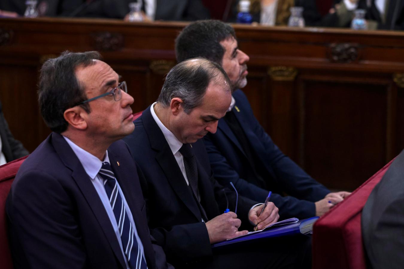 Jordi Sánchez (d), expresidente de ANC; Jordi Turull (c), exconsejero de Presidencia; y Josep Rull (i), exconsejero de Territorio y Sostenibilidad, durante la primera jornada del juicio.. 