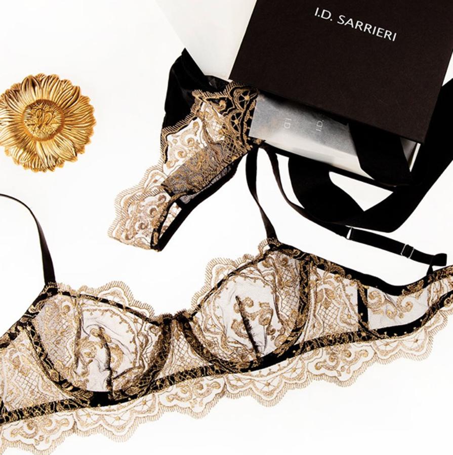 Parte de esta colección de Sarrieri encarna la opulencia, y esta pieza presenta un fino encaje de Chantilly dorado con intrincados motivos barrocos. El conjunto cuesta 349 euros y la firma de lencería de lujo cuenta con unos bonitos diseños para este día tan especial.