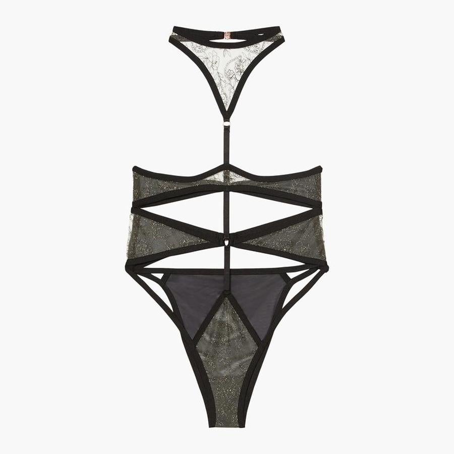 Este entresijo de tela va bordeando el tronco de la mujer, desde la ingle hasta el cuello, dejando al descubierto prácticamente todo el cuerpo. Está disponible en la web de Savage X Fenty por 40 euros.
