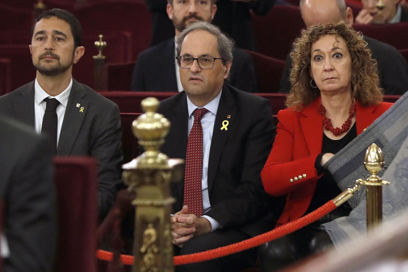 El presidente de la Generalitat, Quim Torra (c), y dos de sus consellers, la de Justicia, Esther Capella, y el de Territorio, Damiá Calvet, presencian esta primera jornada desde el interior de la Sala de Plenos del Supremo.. 