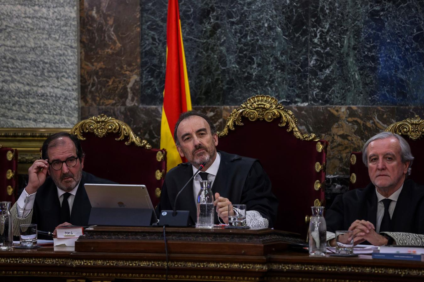 El presidente del tribunal y ponente de la sentencia, Manuel Marchena (c), junto a los magistrados, Andrés Martínez Arrieta (i) y Juan Ramón Berdugo (d).. 