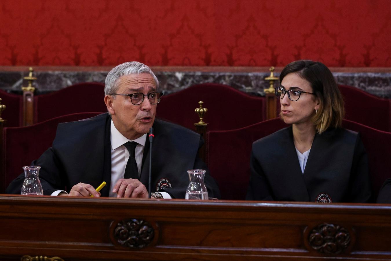 El letrado Xavier Melero (i), abogado de Joaquim Forn, interviene en la primera jornada del juicio del «procés».. 