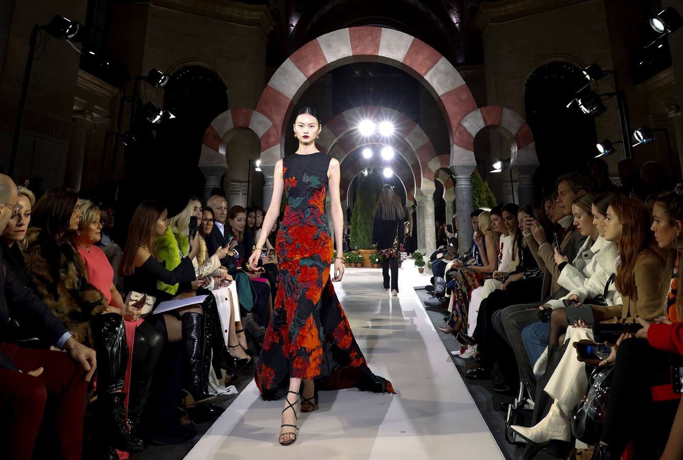 El desfile de Óscar de la Renta con los arcos de la Mezquita de Córdoba como fondo