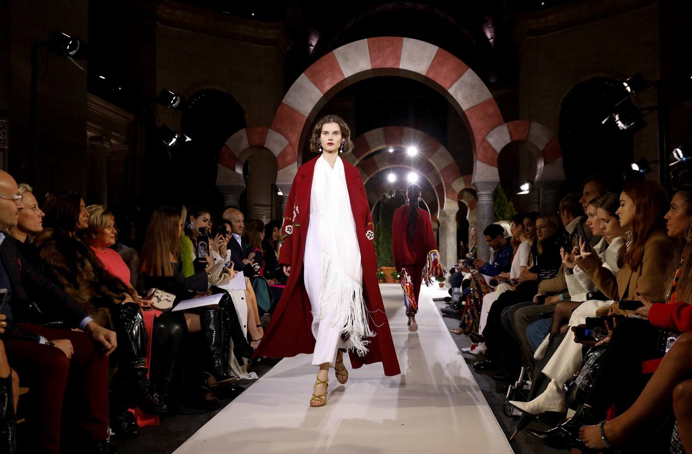 El desfile de Óscar de la Renta con los arcos de la Mezquita de Córdoba como fondo