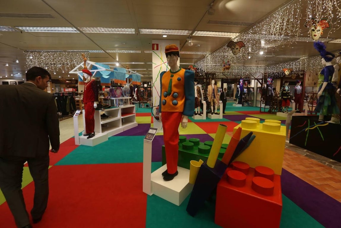 Exposición de disfraces de coros de Carnaval en El Corte Inglés