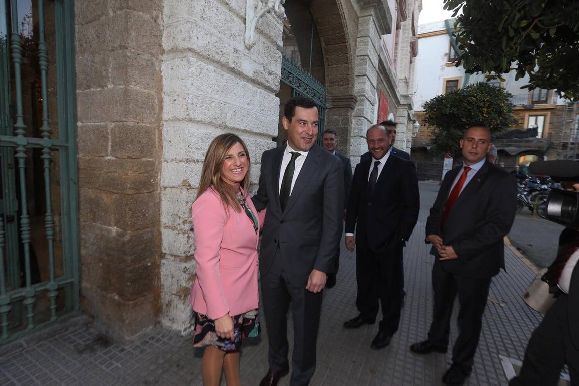 Las imágenes de la visita del Presidente de la Junta al Ayuntamiento y la diputación de Cádiz