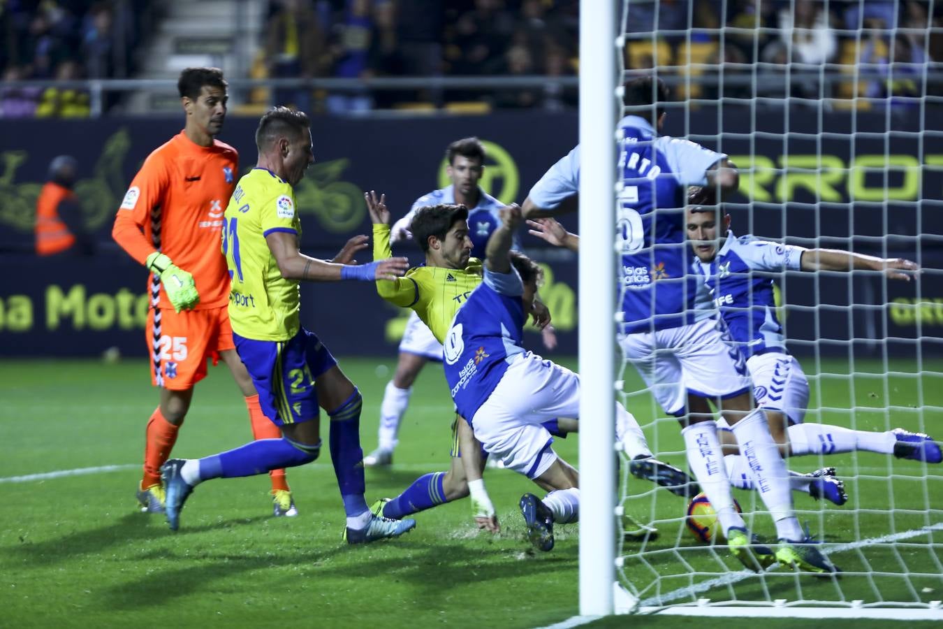 Partido Cádiz-Tenerife (2-0)