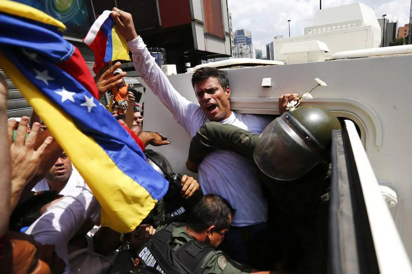 Cinco años de la injusta prisión de Leopoldo López. El líder de la oposición venezolana Leopoldo López ingresa a un vehículo blindado de la Guardia Nacional en Caracas el 18 de febrero de 2014. López, acusado de fomentar una violencia mortal, se entregó a las fuerzas de seguridad