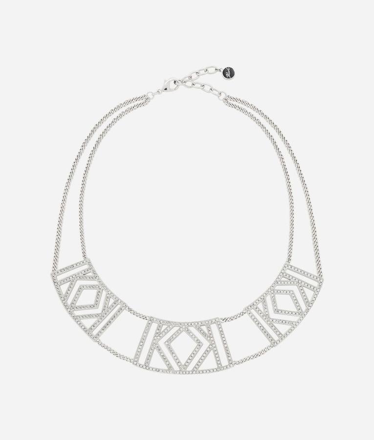 Joyería. El mundo de la joyería también tiene nombre de Karl Lagerfeld, y así cuenta con una amplia colección de piezas bajo su marca. Como este collar con doble K, la emblemática K en espejo de ikonik que se fijan a las cadenas de esta pieza chapada en plata. (Precio: 335 euros).