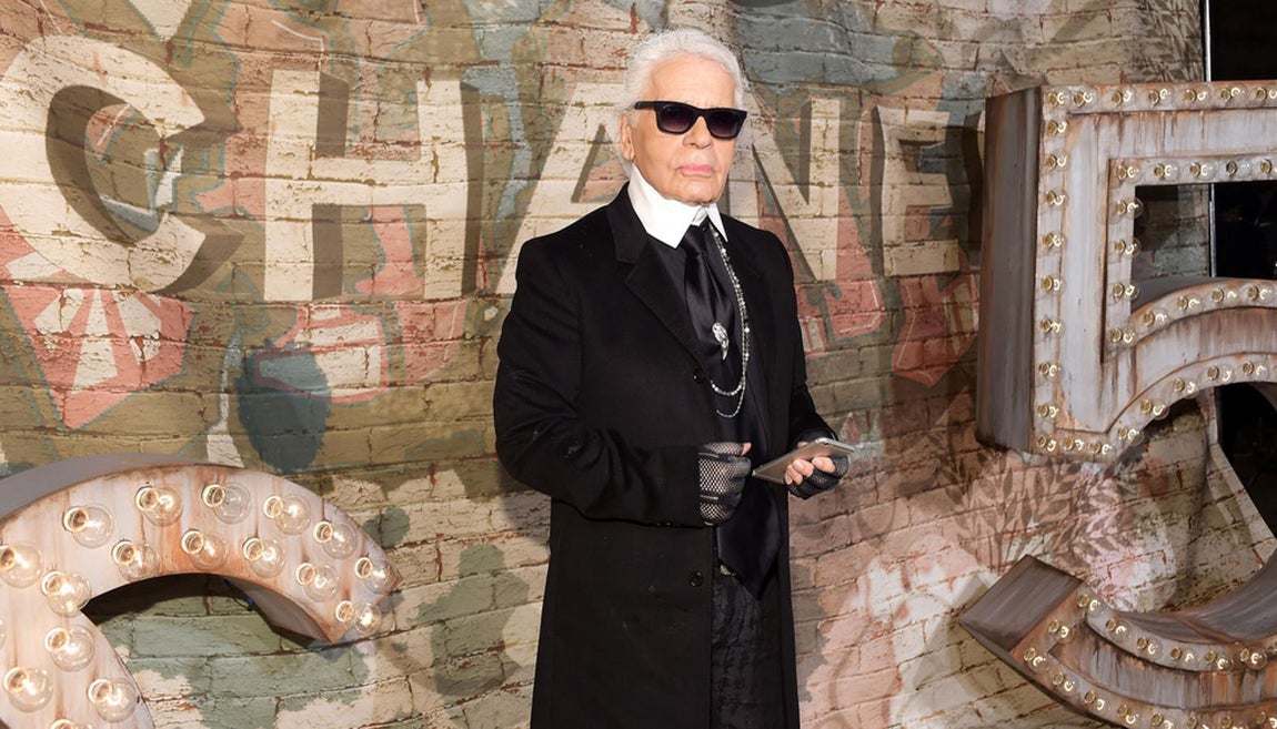 Karl Lagerfeld. “Yo soy una marca viviente", afirmó el diseñador en varias ocasiones en relación a <a href="https://www.abc.es/estilo/gente/abci-karl-lagerfeld-encrucijada-historia-moda-201902191320_noticia.html" target="_blank">
su carrera empresarial.
</a> Su imagen ha sido sin duda su mejor campaña de marketing y así se ha colado en llaveros, maletas, cosméticos, emojis e incluso refrescos. También convirtió en oro la imagen de su gatita Choupette, de la que se llegó a afirmar que ganaba trescientas veces el salario mínimo. Y hasta su guardaespaldas lanzó una colección como diseñador de ropa masculina. Repasamos algunas de las piezas más exclusivas bajo la marca de Karl Lagerfeld
