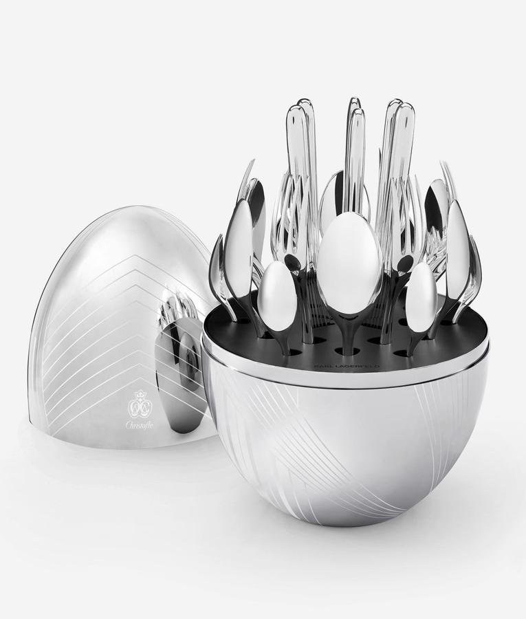 Cubertería. Karl Lagerfeld también hizo su incursión en el mundo del diseño de menaje del hogar con una cubertería digna de colección de la mano de Christofle. El huevo de la colección Mood de Christofle x Karl Lagerfel es una edición limitada que incluye una cubertería de 24 piezas y que puede adquirirse online en la web de la marca. (Precio: 2.400 €)