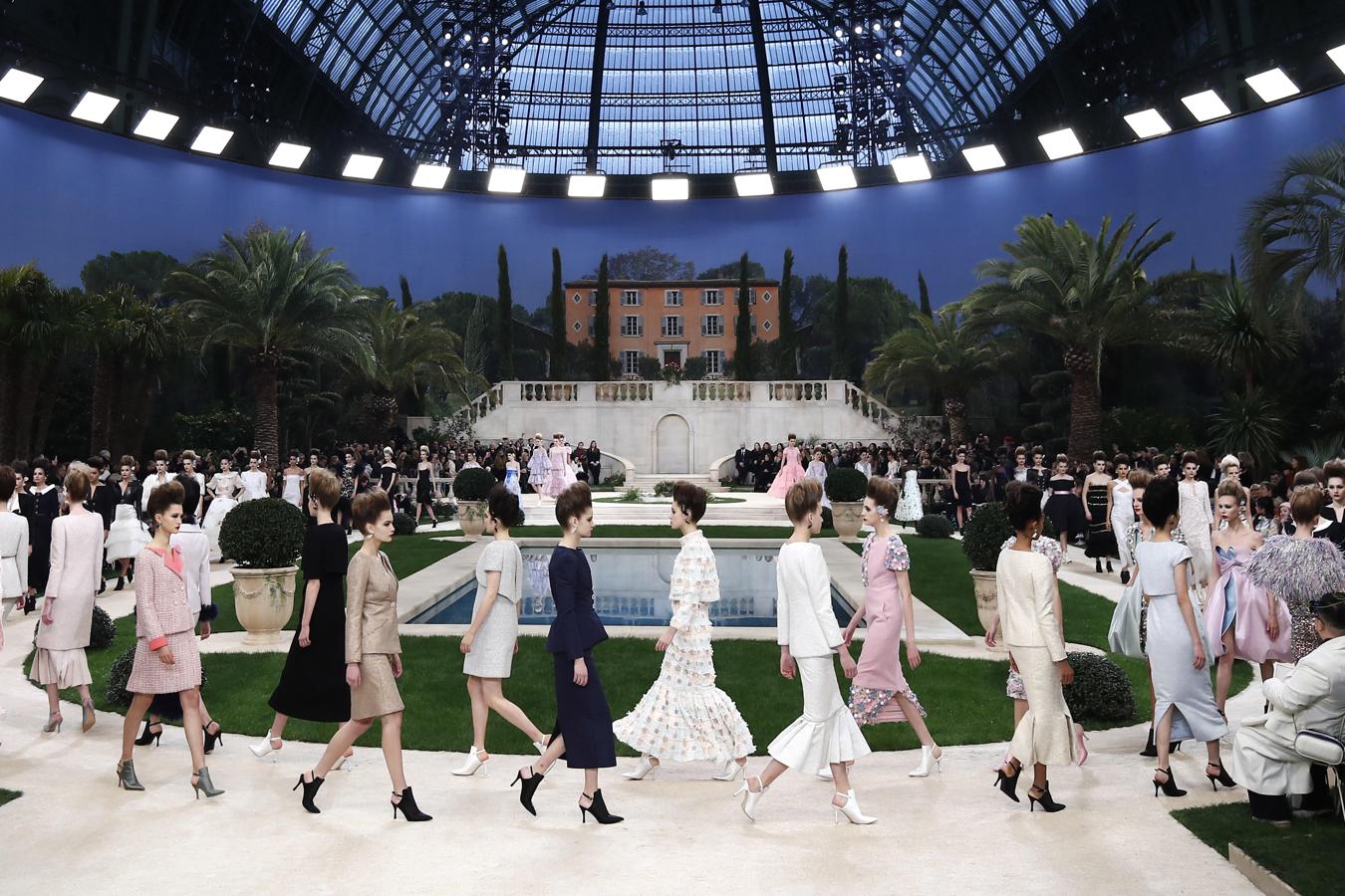 Antes de llegar a Chanel, Lagerfeld estuvo trabajando en otras casas de moda. 