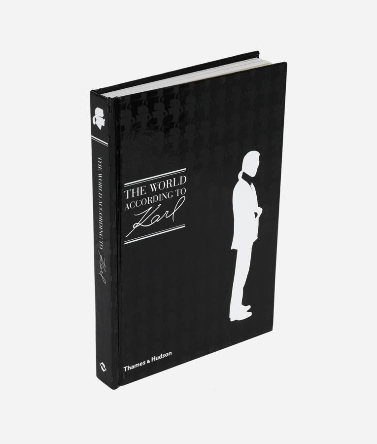 El mundo según Karl. Este libro es una cornucopia de todo lo que es Karl: culto, impredecible, provocador, a veces escandaloso, siempre imposible de ignorar. Con sus propias palabras cargadas de ironía, Karl expresa su opinión sobre la moda, el estilo, las mujeres, Chanel, la fama, la vida y los libros. Un repertorio de ingenio y sabiduría escrito con la pluma más afilada del ámbito de la moda. Un libro que se publicó con motivo del 80 aniversario del diseñador. (Precio: CPV)