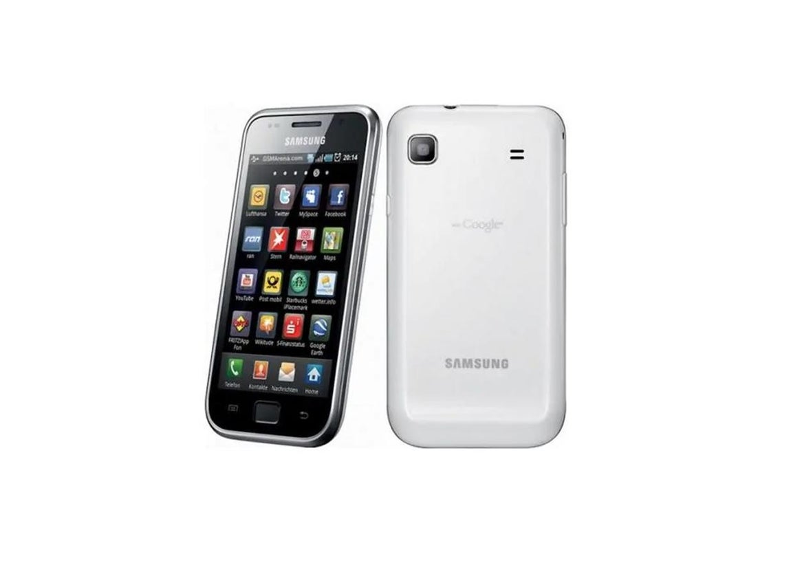 La familia empieza su ascenso. En 2010 apareció el Galaxy S, considerado técnicamente como el pionero de esta exitosa familia de teléfonos móviles. Austero y sobrio, el terminal incluyó una pantalla Super Amoled (4 pulgadas) con resolución de 480 x 800 píxeles. Unos guarismos muy alejados de lo que presentan los modelos actuales. Su cámara, de 5 megapíxeles, era bastante competente y venía acompañada de una frontal de solo 0,3 megapíxeles. Rápidamente se completaron con otras variantes como un modelo con 4G, Vibrant o Captivate. A nivel técnico hay que destacar un microprocesador de una frencuencia de 1 Ghz, además de soportar hasta 16 GB de capacidad. Más que suficiente para la época. La firma surcoreana entró con fuerza en un mercado entonces dominado por BlackBerry o Apple.