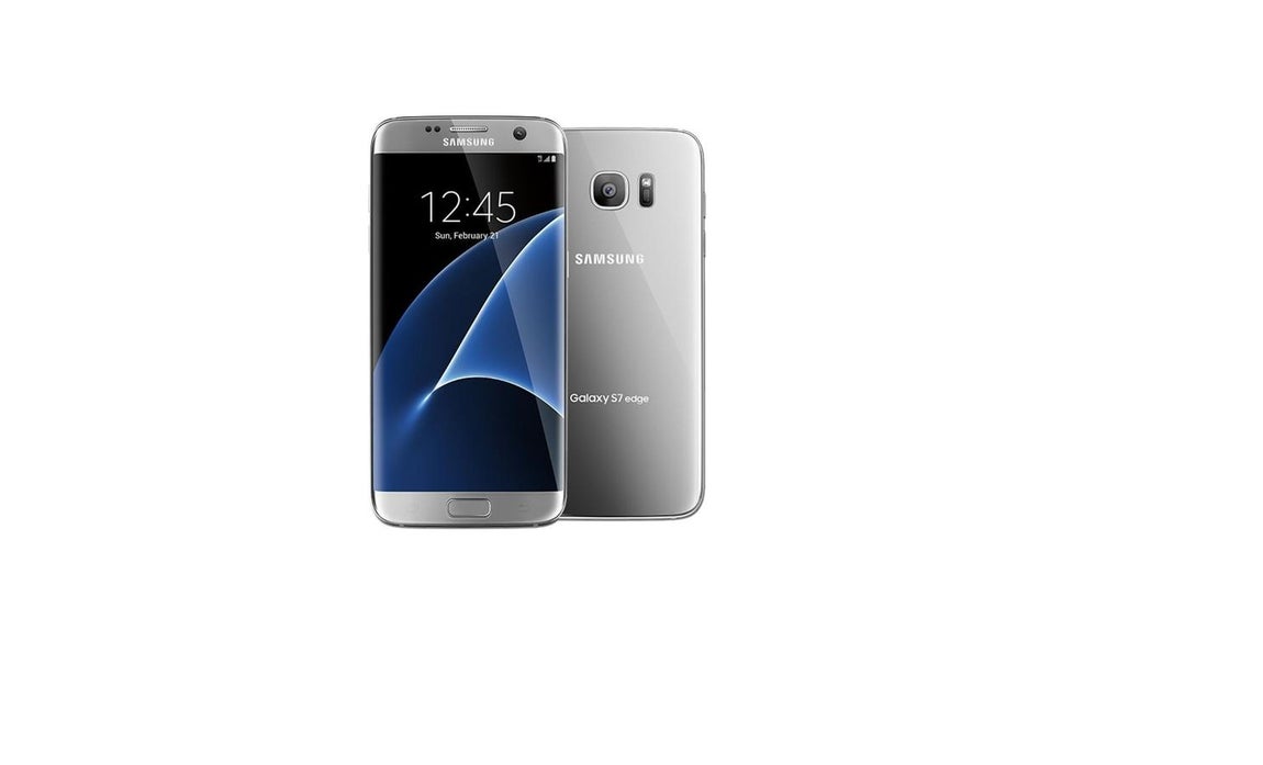 La galaxia se parte en dos. Samsung, en 2016, y coincidiendo con el Congreso Mundial de Móviles de Barcelona, presentó dos modelos diferenciados por tamaño y algunas características. Uno de, el S7, incorporaba una pantalla de 5.1 pulgadas, mientras que la del S7 Edge crecía hasta las 5.5 pulgadas y con los bordes curvos. Paneles súper Amoled con calidad QHD, metal y cristal por ambas caras, resistencia al agua y polvo, y mejores prestaciones técnicas completaba su lanzamiento. En este caso, se apostó por Exynos 8890 como el chip encargado de procesar toda la información, acompañaodo de 4 GB de memoria RAM. También vino con dos opciones de almacenamiento, 32 o 64GB, y con la posibilidad de ampliarse mediante microSD. Se actualizó su cámara con 12 megapíxeles de tecnología Dual Pixel. Apareció el mismo año que el visor de realidad virtual, una cámara de grabación en 360 y el reloj inteligente Gear S2.