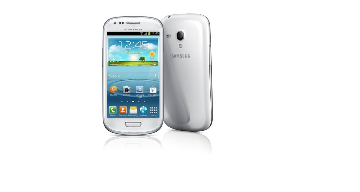Mejores pantallas. Samsung estaba en 2012 triunfando a nivel global con sus teléfonos móviles, con lo que apostó a caballo ganador con el Galaxy SIII. Creció en tamaño, rozando las 5 pulgadas de pantalla -técnicamente, unas 4.8 pulgadas, pero algo muy habitual en la actualidad-. Incorporó por primera vez un panel HD AMOLED Plus de alta definición. Su cerebro fue el más potente de ese momento, un Exynos 4412 de cuatro núcleos capaz de moverse a una velocidad de 1,4 GHz. También venía con configuraciones de 16/32/64 GB de memoria, ampliable por medio de tarejtas microSD, una de las señas de identidad de la compañía. Como curiosidad, añadió el modo Multi-Window, un modo operativo que permitía abrir dos aplicaciones de forma simultánea y mostrarlas a la vez en la pantalla,