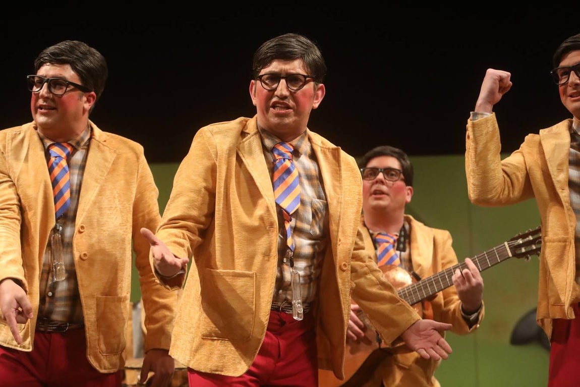 FOTOS: chirigota Los que no valen ni para estar escondidos