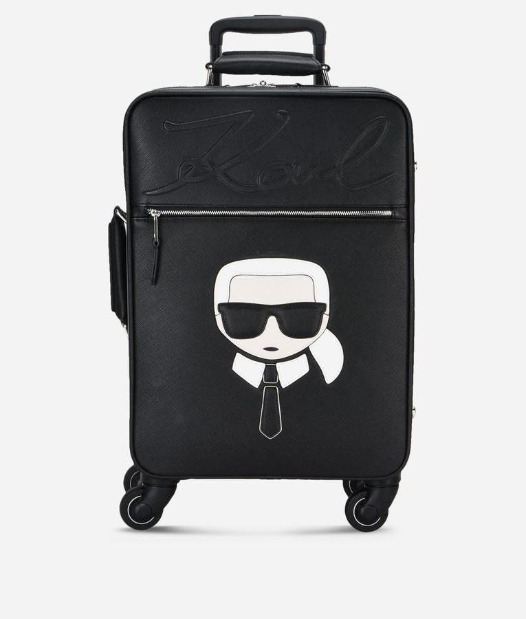 Viajes. Fabricado en piel técnica Saffiano, la marca del Kaiser cuenta con una amplia selección de bolsos y accesorios de viaje, como este modelo con el diseño del estilista y su firma manuscrita grabada en la parte delantera. (Precio: 445 euros).