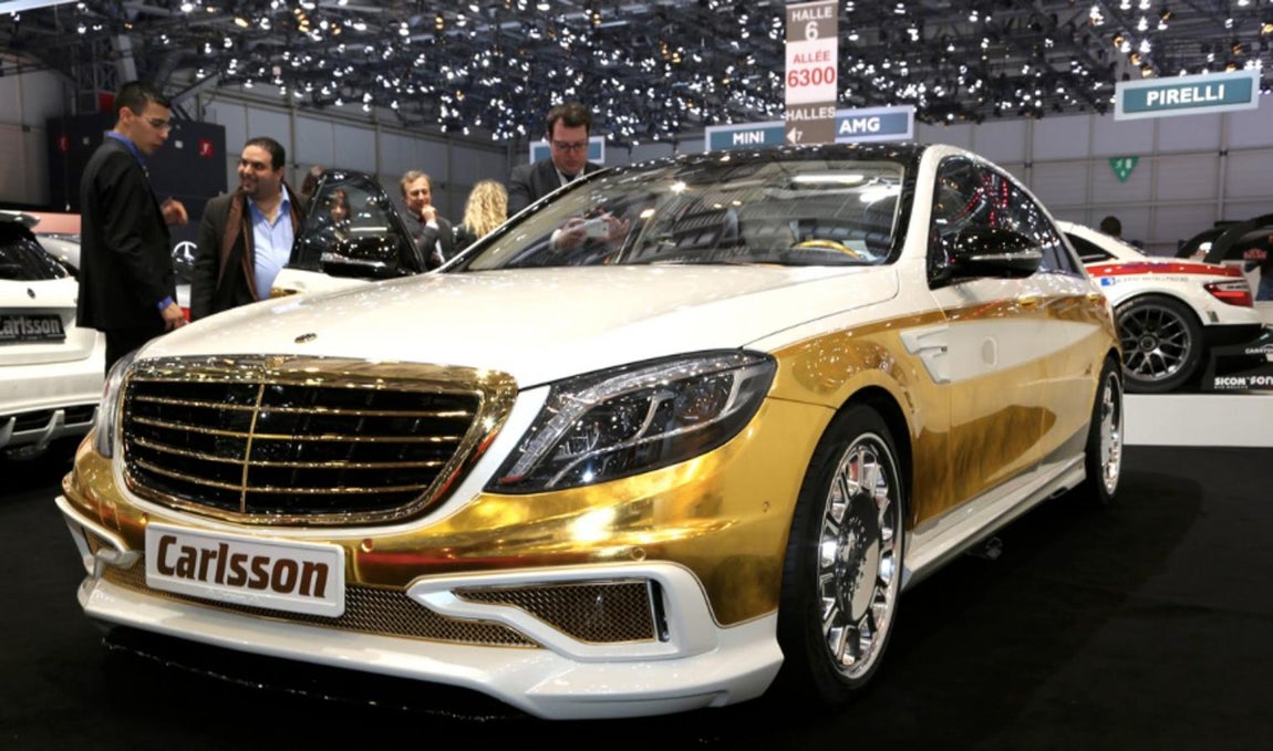 Carlsson CS50 Versailles. Para crear este vehículo se ha necesitado una buena dosis de inspiración, y se cree que pensar en el palacio de algún rey fue el detonante para que el coche contara con buena cantidad de oro. Personalizado como "un tributo a la forma de vida aristocrática francesa", el Carlsson CS50 Versailles comienzó su vida como una Clase S 2015 a día de hoy es un coche dirigido a clientes chinos ultra ricos. Su precio alcanza los 500.000 euros.