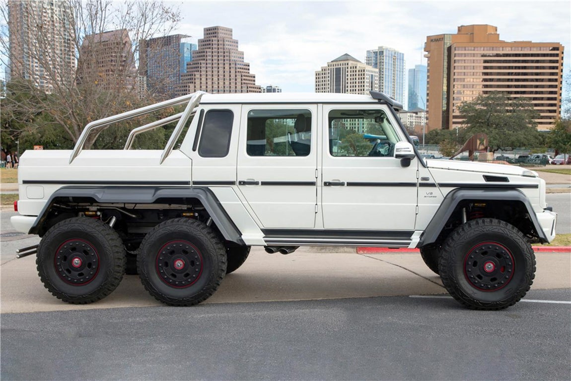 Mercedes G63 AMG. En 2014 este modelo fue el segundo automóvil más caro vendido en la subasta de autos Barrett-Jackson en Scottsdale. Se vendió por un millón de euros, pero actualmente su precio ronda los 480.000 euros. Se trata de un todoterreno adaptado a las dunas de arena de Arabia Saudí.