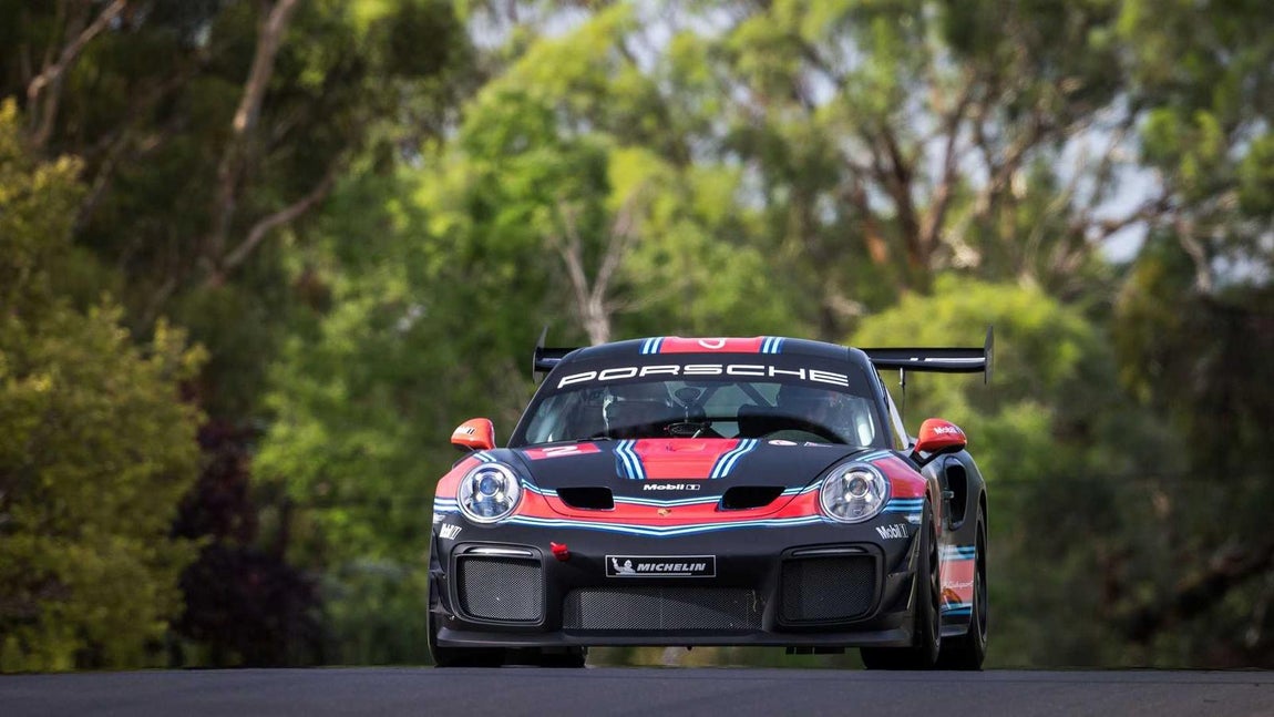 Porsche 911 GT2 RS. Solo se han creado unas 200 unidades y el exploto australiano Mark Webber ha tenido la suerte de probar uno de ellos. En la recta final del “paseo” logró alcanzar los 296 kilómetros por hora, de sus 340 km/h máximos. El precio de este coche podría llegar a alcanzar los 2 millones de euros.