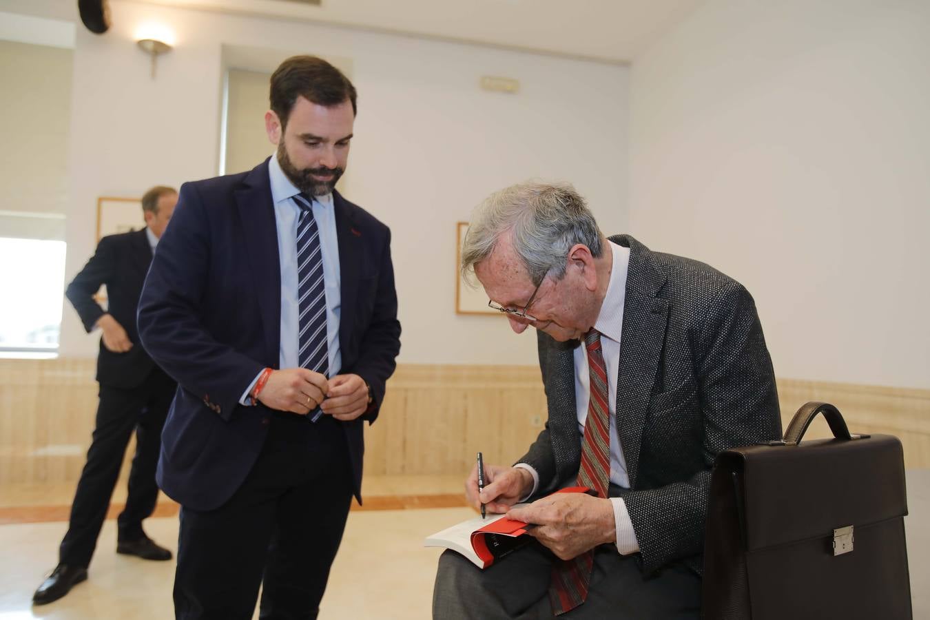 Rafael Moneo firmando un ejemplar de su libro