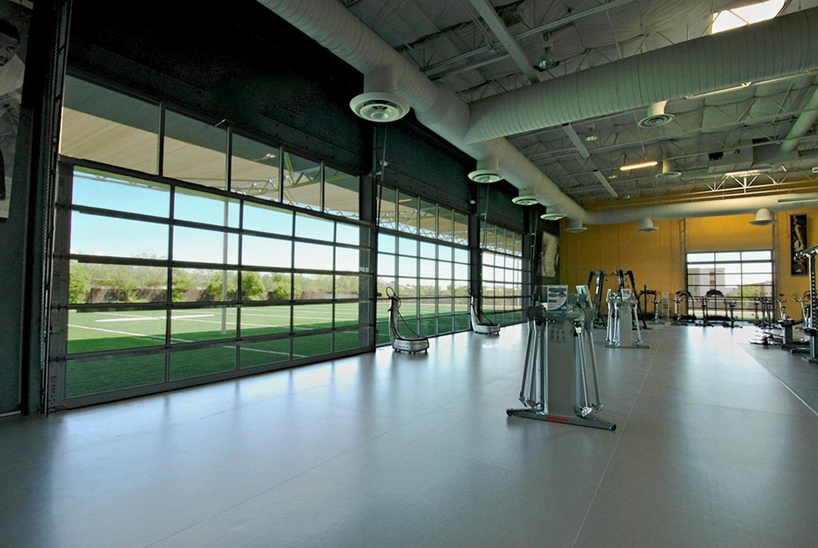 EXOS (Phoenix, Arizona). El EXOS, que se encuentra en el estado de Arizona, fue diseñado para atletas profesionales (o muy ricos). Este gimnasio ha sido definido como "el líder en entrenamiento de rendimiento integrado, nutrición y terapia física". Anteriormente, fue el gimnasio de rendimiento de atletismo, y a día de hoy es el lugar principal para entrenamientos fuera de temporada para los atletas más famosos del mundo. Entre sus actividades se encuentran la cinta de correr, el campo de fútbol, las piscinas frías y climatizadas o la mejor terapia física que el dinero puede comprar. Y hablando de dinero, a este gimnasio se puede acceder pagando cerca de 30.000 euros al año.