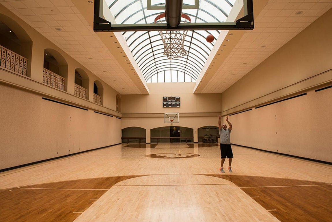 The Houstonian Club (Houston, Estados Unidos). Está ubicado en Houston y es uno de los clubs privados más grandes del mundo, con cerca de 125.000 metros destinados a instalaciones. Además de contar con varios restaurantes, que ofrecen todo tipo de comida healthy, el gimnasio está totalmente equipado para no echar en falta nada. Su precio asciende a 200 euros el día.