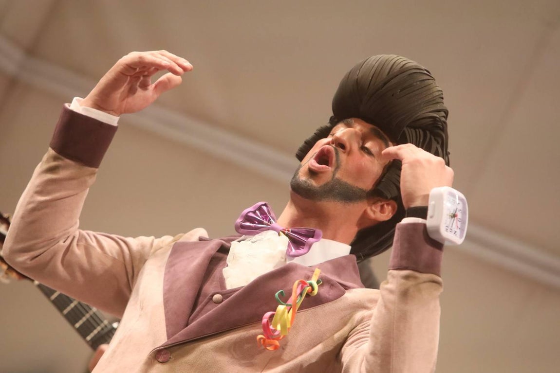 FOTOS: chirigota Paqui, baja aunque sea en pijama