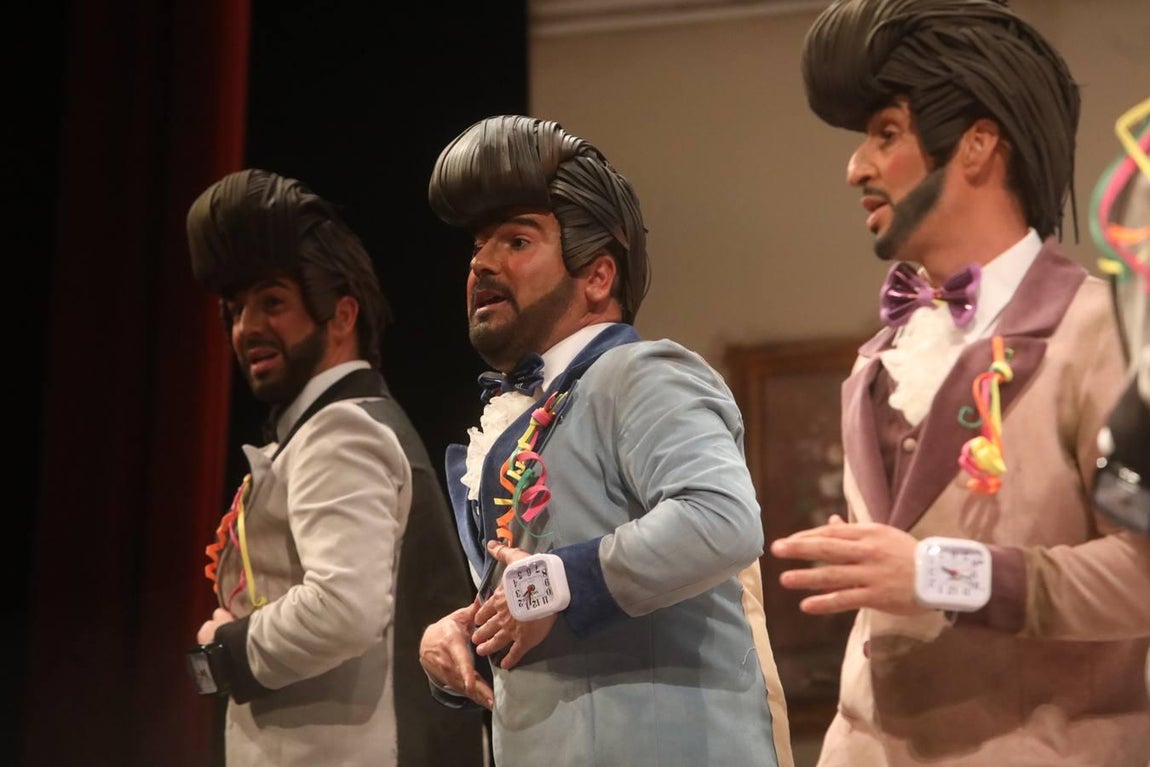 FOTOS: chirigota Paqui, baja aunque sea en pijama