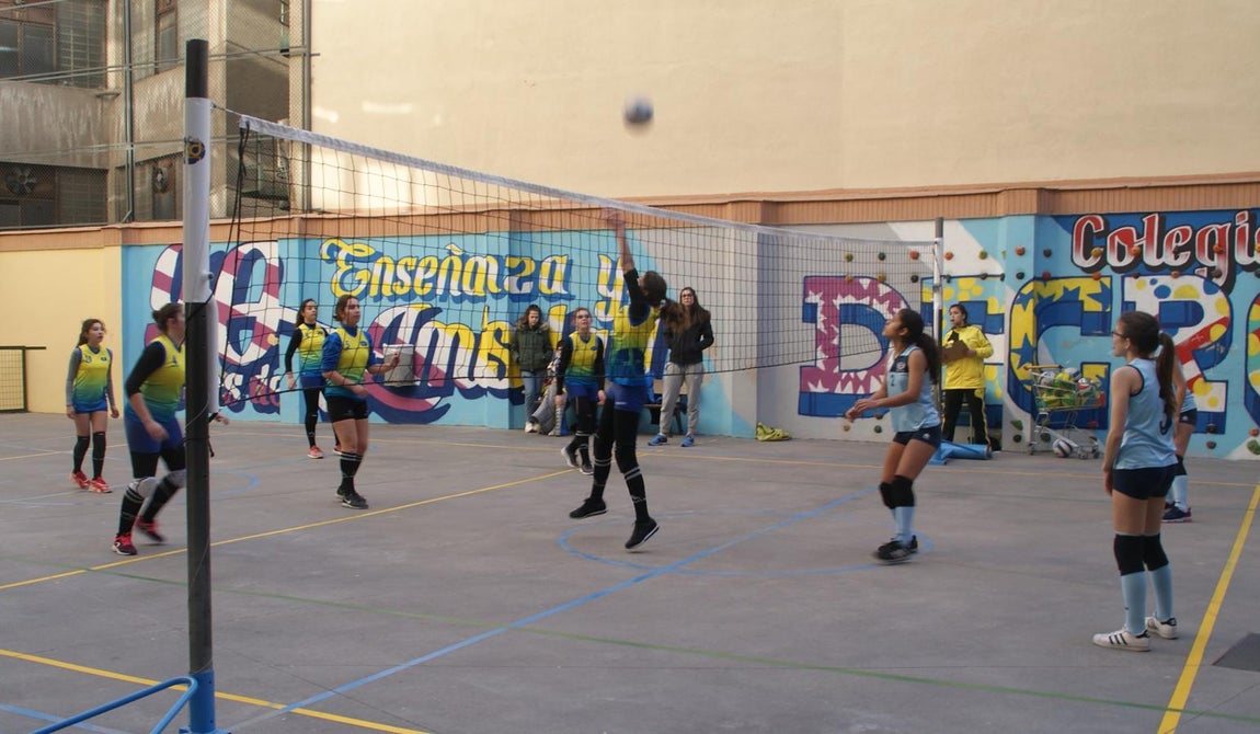 Las mejores imágenes del partido de voleibol entre Decroly &quot;A&quot; y Santo Domingo Savio