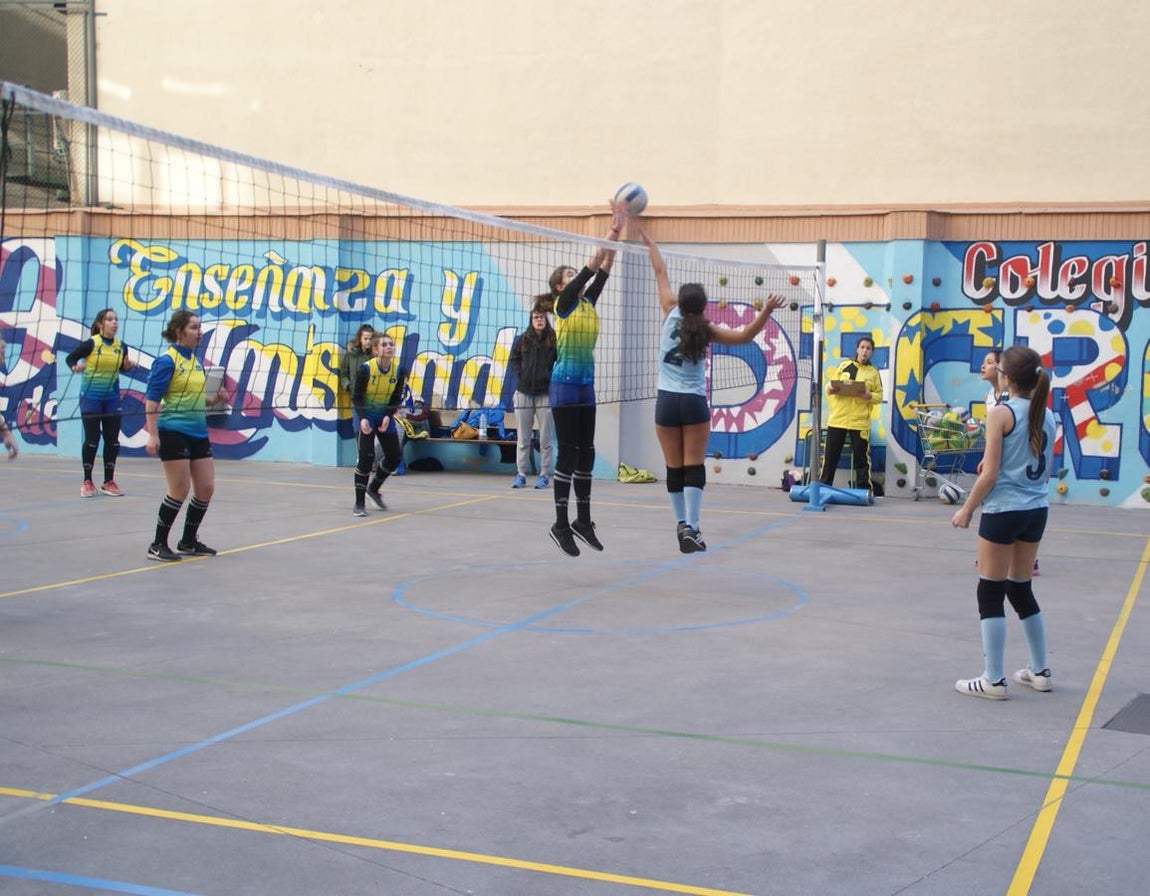 Las mejores imágenes del partido de voleibol entre Decroly &quot;A&quot; y Santo Domingo Savio