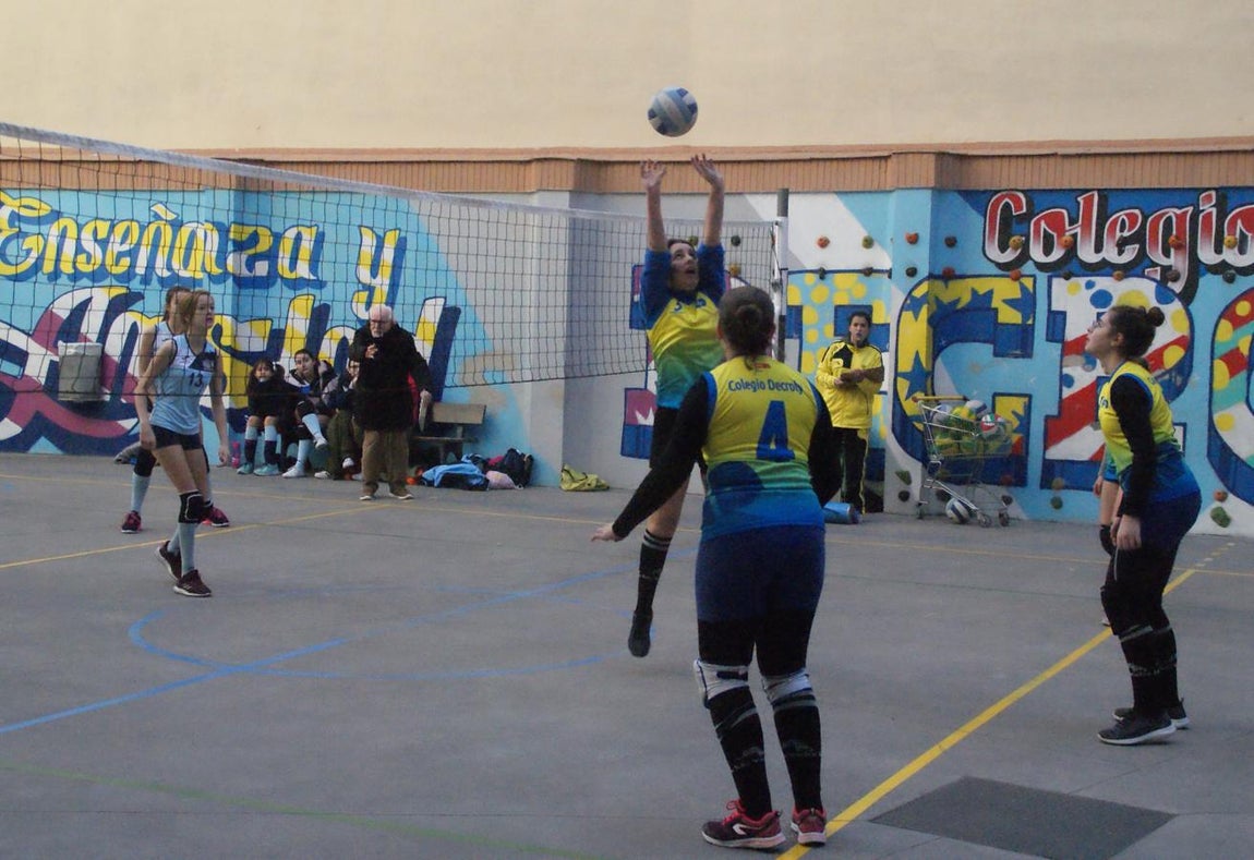 Las mejores imágenes del partido de voleibol entre Decroly &quot;A&quot; y Santo Domingo Savio