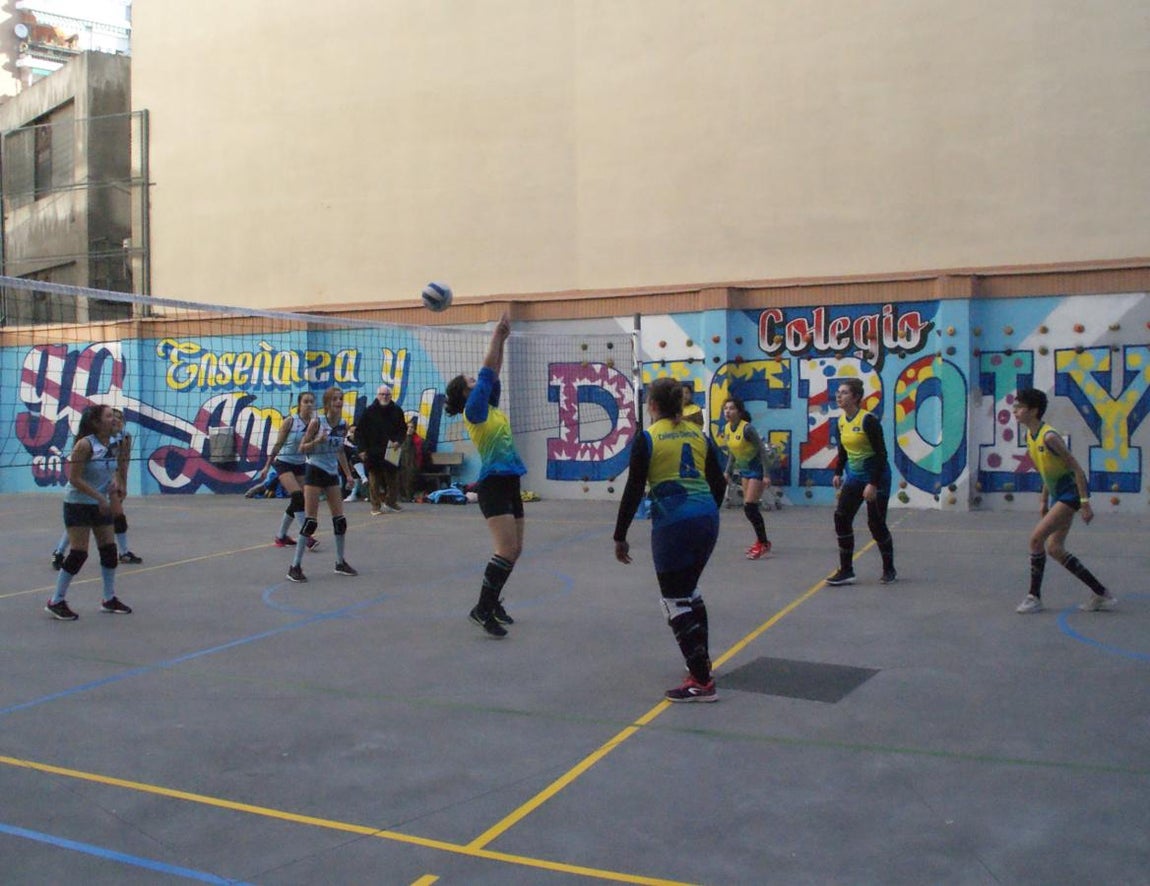 Las mejores imágenes del partido de voleibol entre Decroly &quot;A&quot; y Santo Domingo Savio