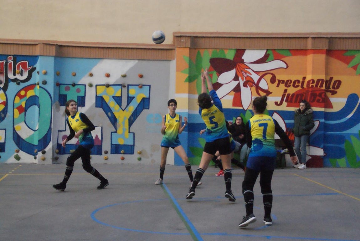 Las mejores imágenes del partido de voleibol entre Decroly &quot;A&quot; y Santo Domingo Savio