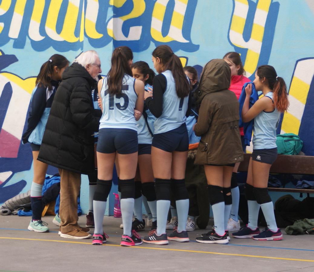 Las mejores imágenes del partido de voleibol entre Decroly &quot;A&quot; y Santo Domingo Savio