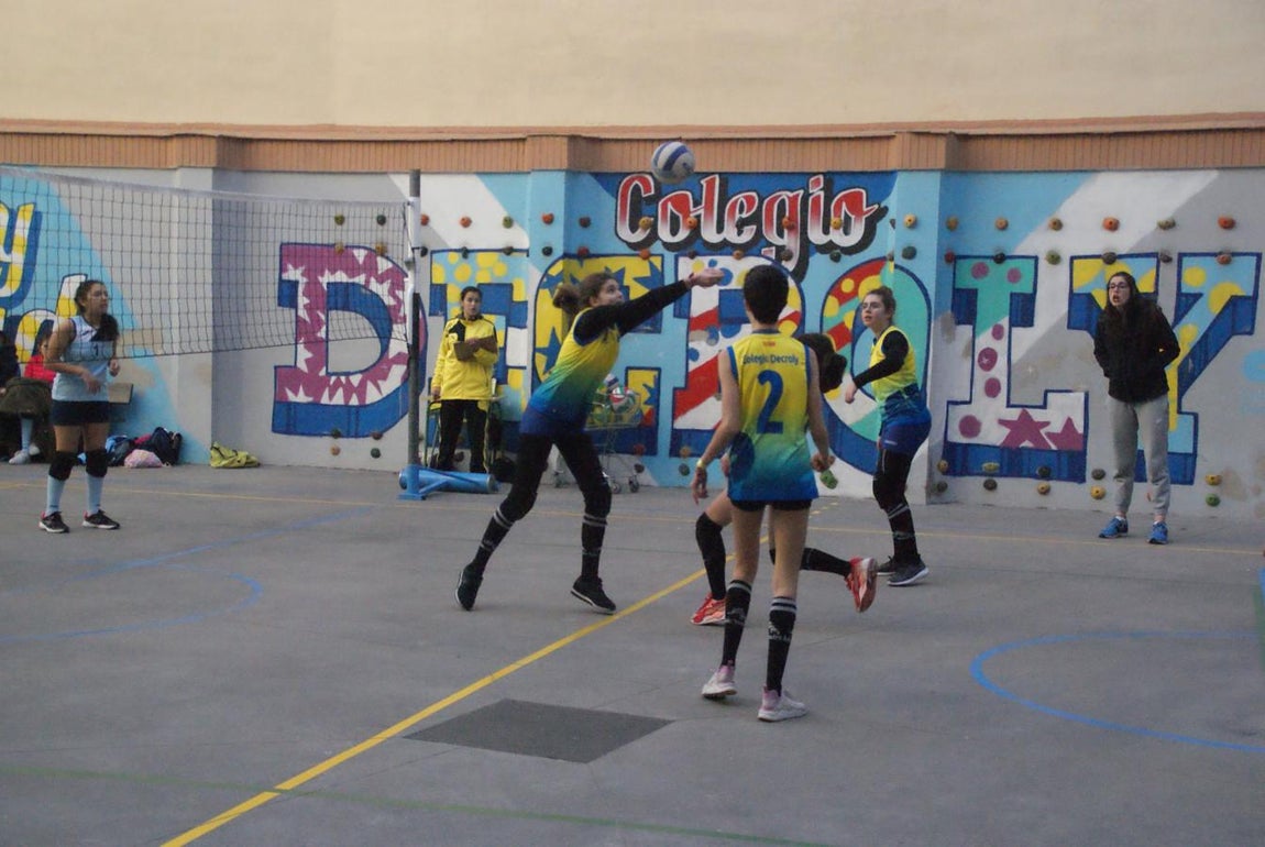 Las mejores imágenes del partido de voleibol entre Decroly &quot;A&quot; y Santo Domingo Savio