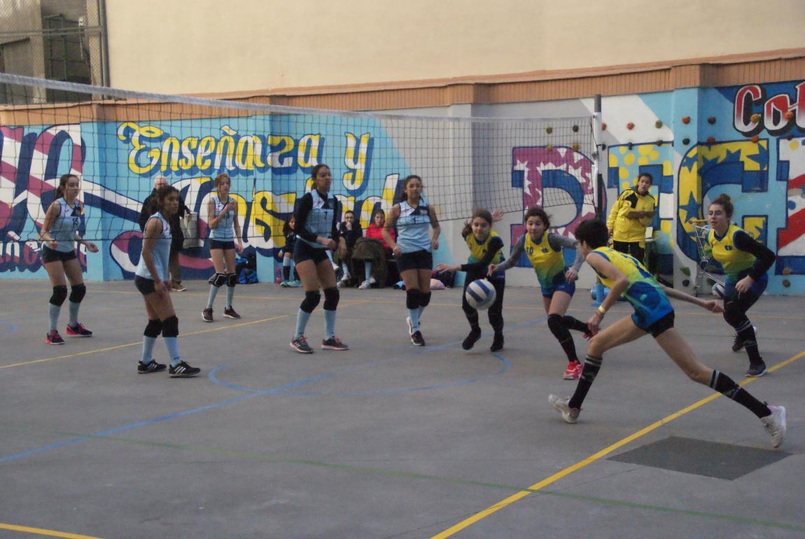 Las mejores imágenes del partido de voleibol entre Decroly &quot;A&quot; y Santo Domingo Savio
