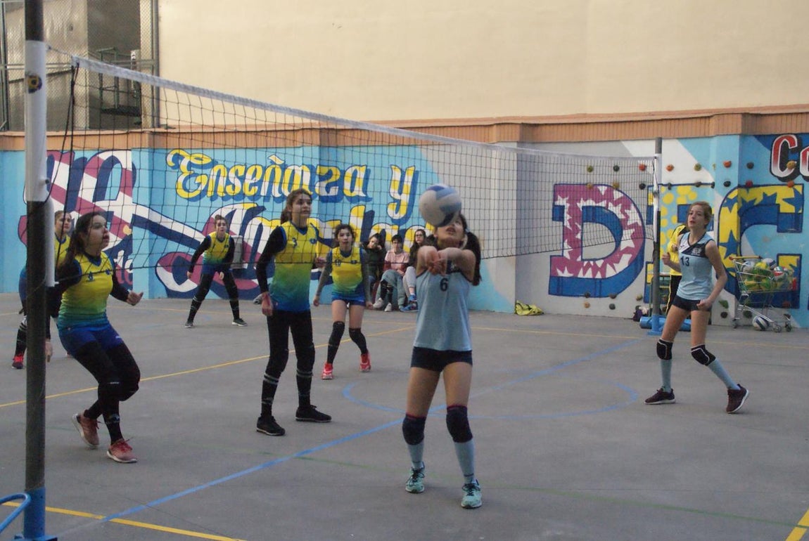 Las mejores imágenes del partido de voleibol entre Decroly &quot;A&quot; y Santo Domingo Savio