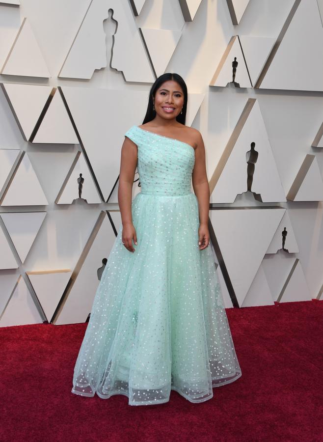 Yalitza Aparicio. Vestido de escote asimétrico verde agua de Rodarte