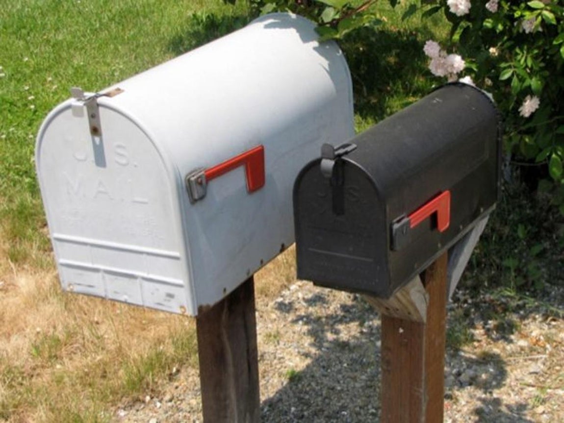 Buzones. El fundador de Amazon, que está tramitando los papeles para el divorcio, actualmente vive en una finca en la costa de Medina, en Seattle y está valorada en 67 millones de dólares. Pero para más lujos, él también es propietario de la finca de al lado.