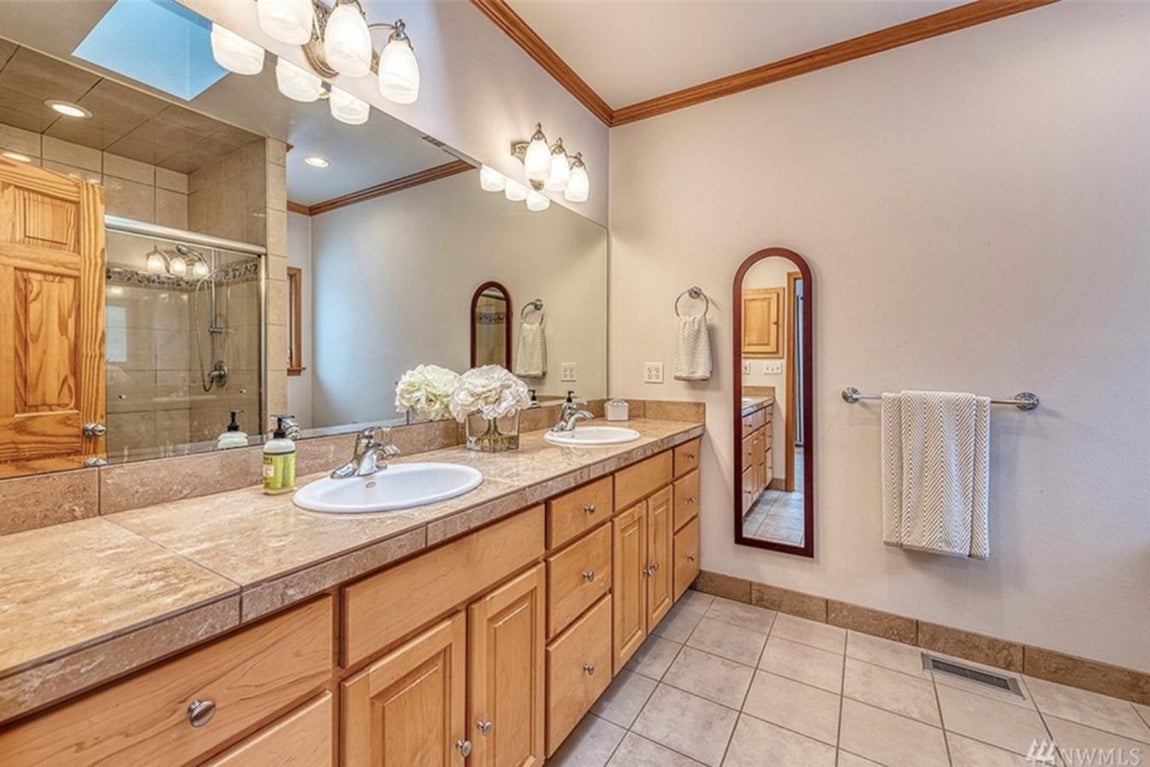 Baño. John L. Scott, el agente inmobiliario que vende la propiedad, está apelando a los viejos trucos de marketing: “Compra un pedazo de la historia de Amazon", o "ahora tienes la oportunidad de ser el propietario del lugar donde nació Amazon”, son algunas de las frases que que pueden leer para lograr la transacción.