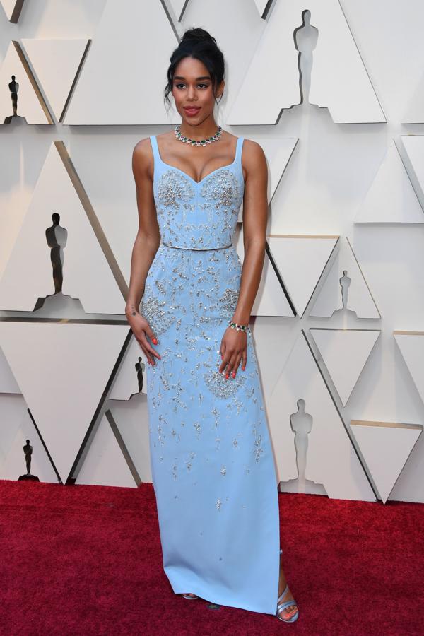 Laura Harrier. Louis Vuitton azul claro, joyas de Bulgari